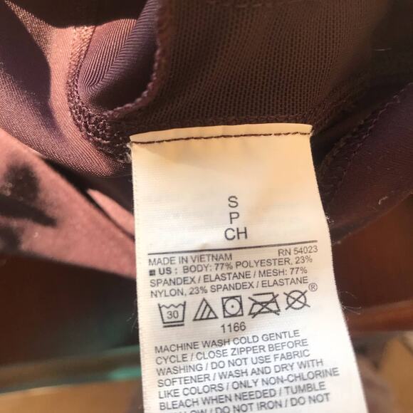 Old Navy Active Cropped Long Sleeve Purple Top Zipped Pocket Women's Size Small - Picture 7 of 7